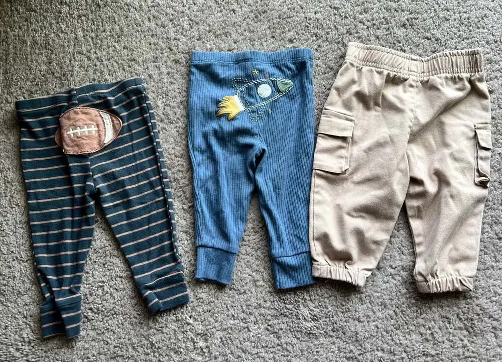(#15). Carter's boys 2-Piece Pants & bear paw Lot Size 6m